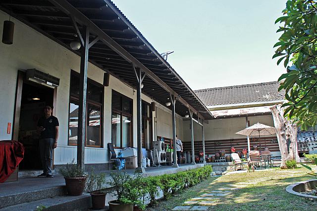 お寺の回廊のような縁側。懐かしい気分になると共に、強い日差しを遠ざけ、通風もいいんです