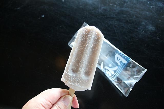 昔ながらのピーナッツやタロ芋味のアイスキャンディーもあり