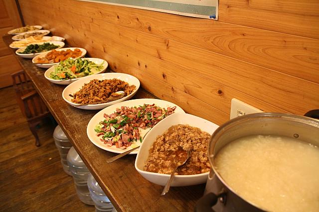 朝はビュッフェ方式