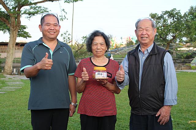 左から謝さん、お母様とお父様