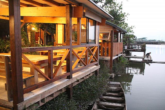 日が暮れるころの民宿の景色