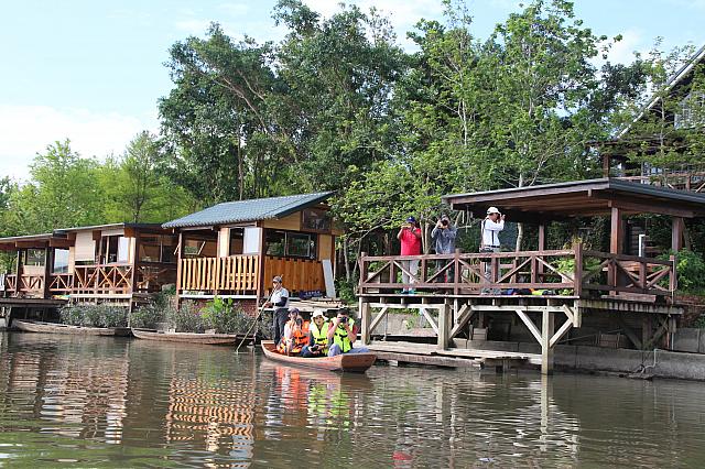 川から見た民宿の様子