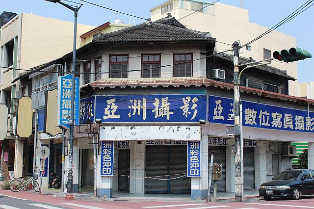 写真屋さんの屋根は日本っぽい！！