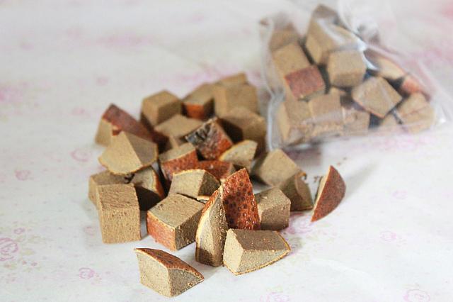 朱さんが特別に用意してくれた八仙果。風邪を引くと、ナビもこれをのど飴のようにして喉に含みますよ！　漢方の独特な味がして好き嫌いが分かれますが、ナビは結構頼りにしています