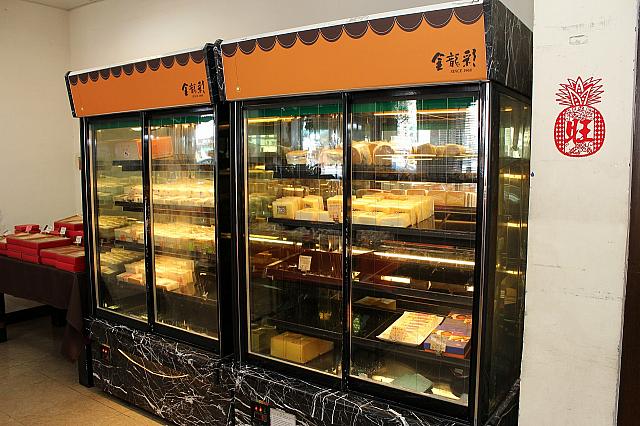 次はお店の奥の冷蔵コーナーへ！