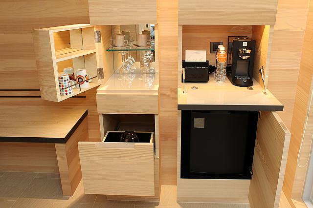 飲み物系の備品がひとまとめに収納されています