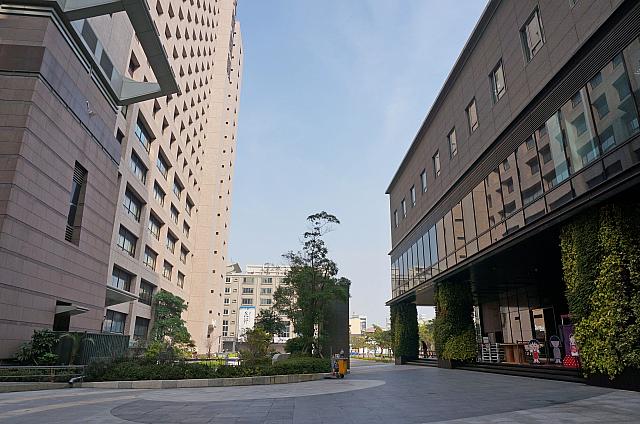 ホテルの入口から見て右側は新光三越台南新天地小西門