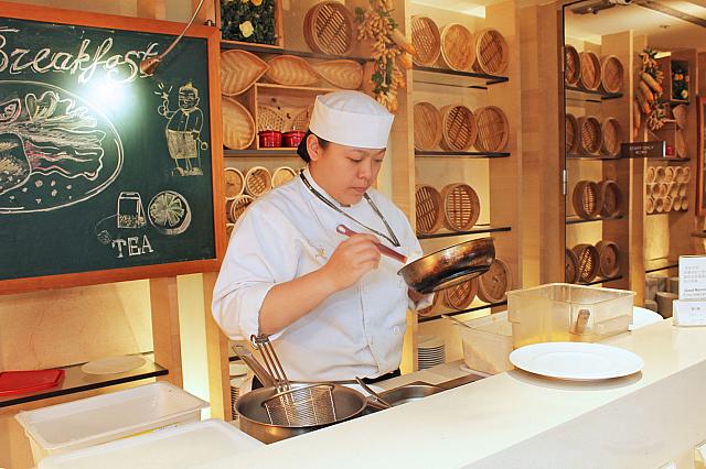 オムレツはその場で焼いてもらえます