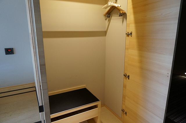 クローゼットの中にも荷物が置ける棚があります