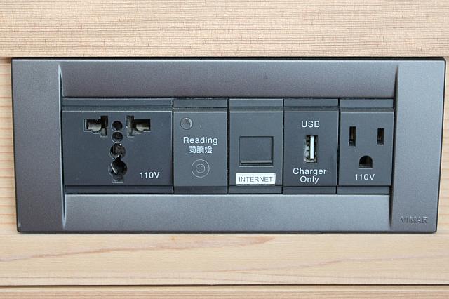 デスク脇にコンセント、USB、LANコンセントなどがまとめられていて、ノートパソコンや携帯を利用するのに便利！