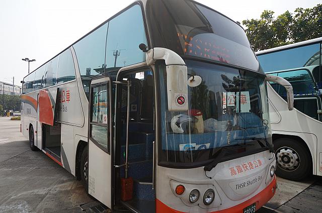 無料のシャトルバスに乗車！