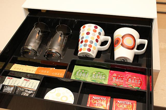 マグカップ、グラス、ティーバッグ、インスタントコーヒーはひとつにまとめられています