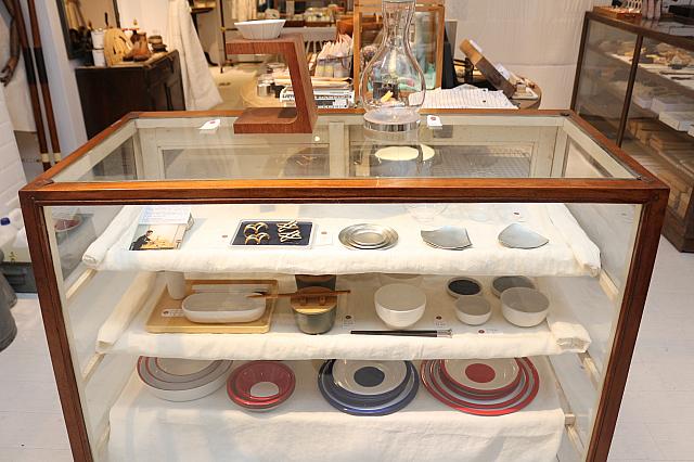 こちらの棚にディスプレイされている商品も台湾の「勿」というブランドのものたちです。