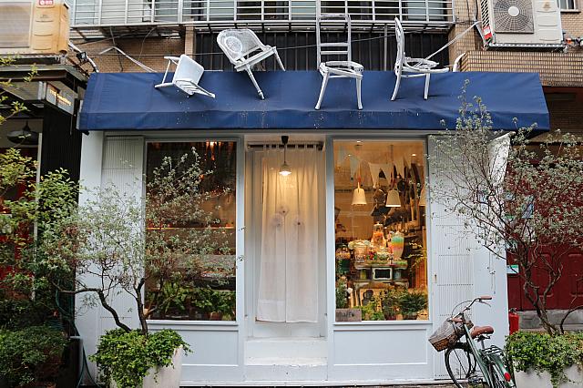 青い屋根にイス！斬新な外観が目印です。