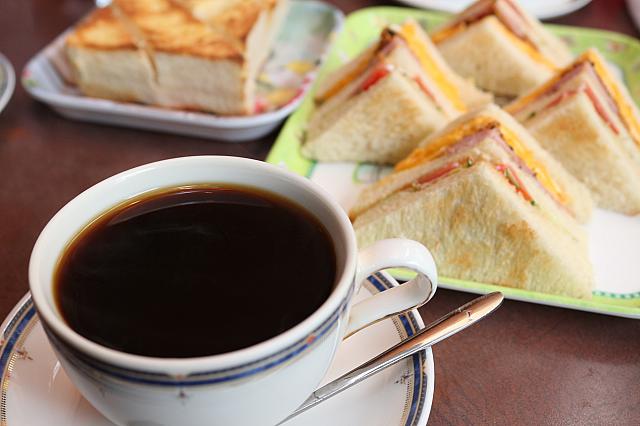 お昼時は、トーストやサンドイッチもご一緒にどうぞ