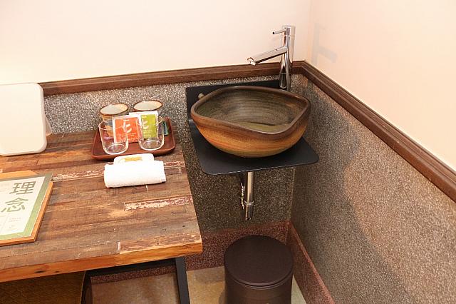 バストイレがお部屋にない場合はこのような小さな洗面台が室内に
