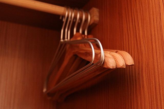 クローゼット内はシンプルにハンガーのみ
