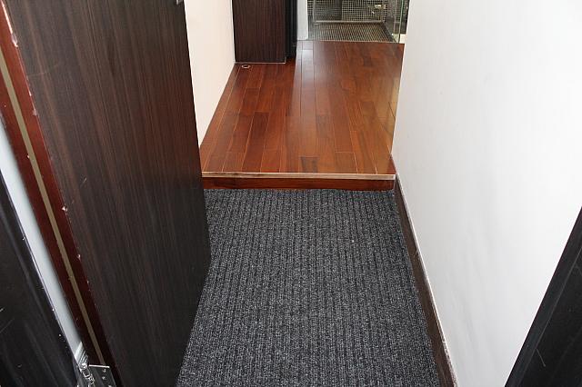 ドアを開くと手前にじゅうたんがあり、少し高くなったフローリングがあるので、ここで靴を脱いで、過ごせるのがいいねっ！