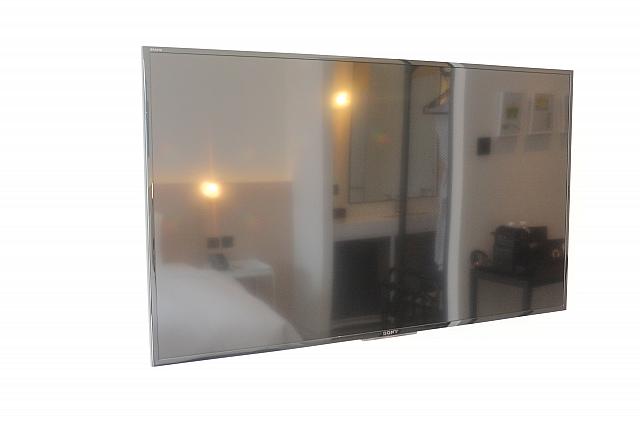 48インチのSony BRAVIAフルHDテレビ。CNNやディスカバリーチャンネル、TLC、ディズニー、 NHK BS1など多数のテレビチャンネルが用意されています。