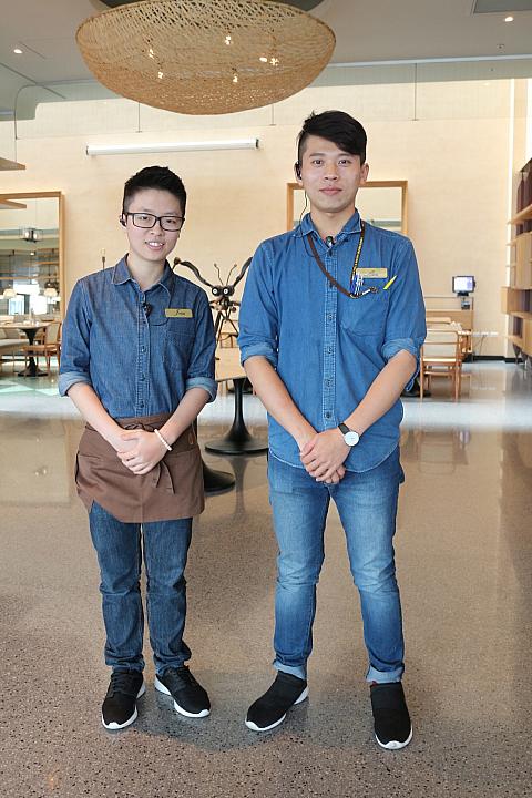 ジーンズスタイルのカジュアルでフレンドリーなスタッフ