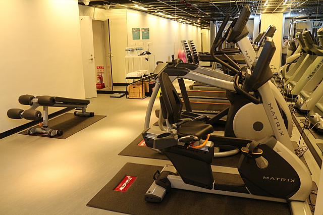 本格的なトレーニングマシンがずらりと並んでいます。