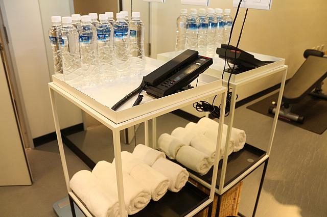 ミネラルウォーターとミニタオル