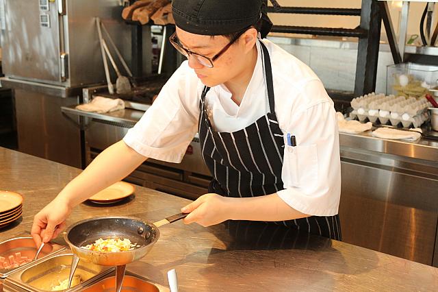 オムレツや目玉焼きの卵料理もその場で調理してもらえます。