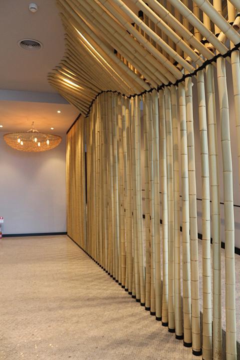 ロビー脇にもさりげない竹のインテリアを発見！