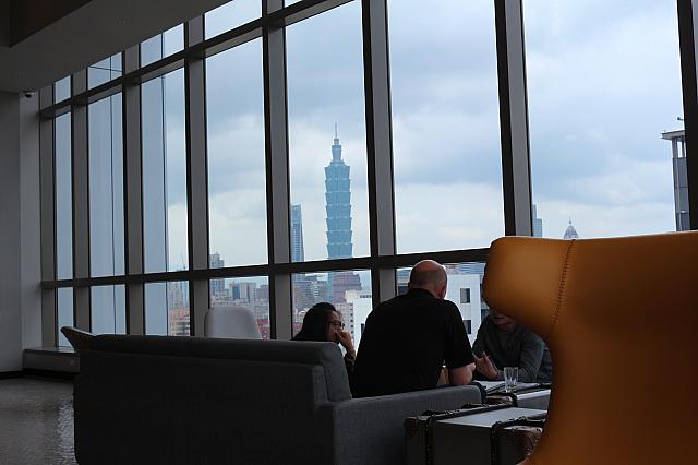 最高の眺めが堪能できるなんとも贅沢なロビー。取材の時もここで仕事の打ち合わせをされる方々がいらっしゃいました。