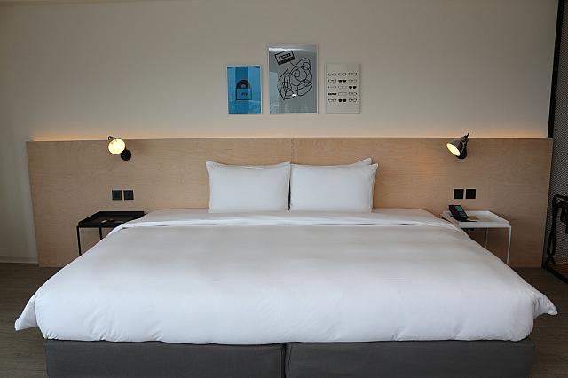 240cm×200cmの大きなベッド