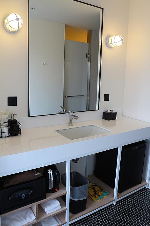 洗面台の後ろに、ウォシュレット付きトイレとシャワーブースがそれぞれあります。