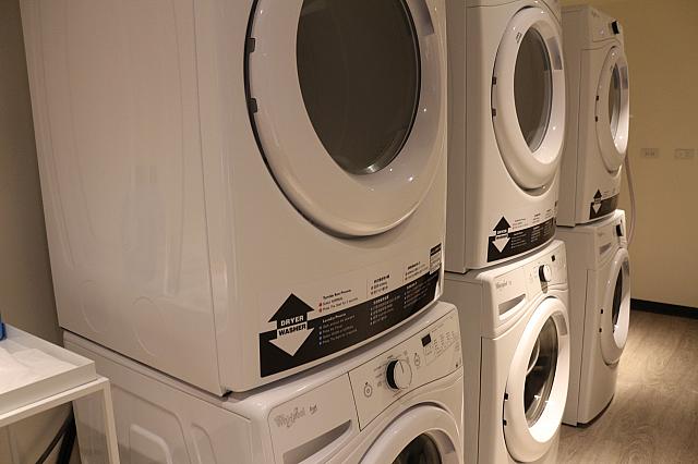 無料で利用できる洗濯乾燥機。6台あるのですんなりと使えそうです。