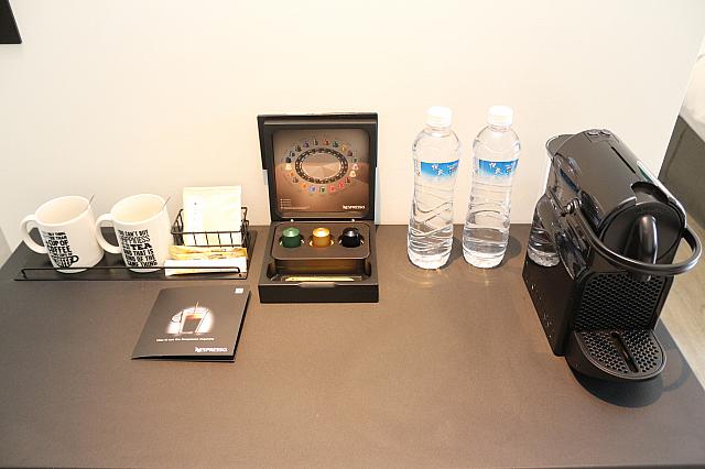 ミネラルウォーターとNespressoコーヒーメーカー。電気ポットは洗面台の下にあります。