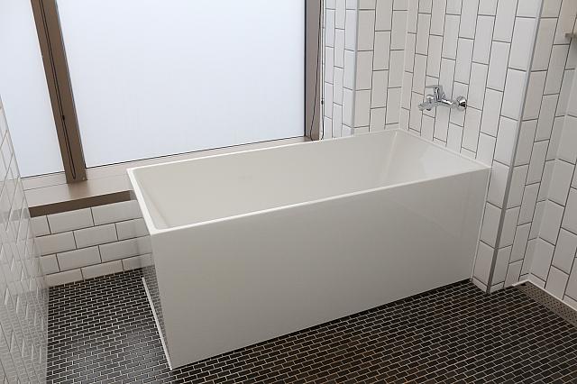 自然光の入るバスルーム。バスタブがうれしい～