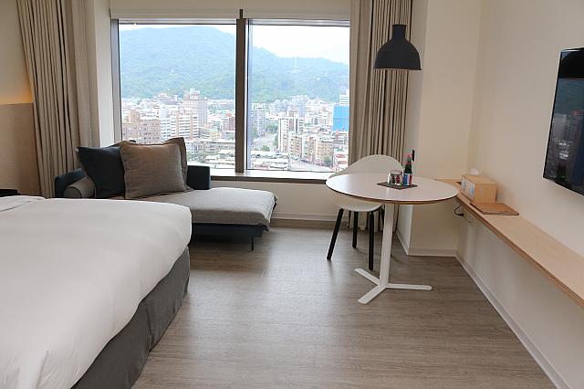 窓の向こうには台北市内と台北101タワーが見えます。