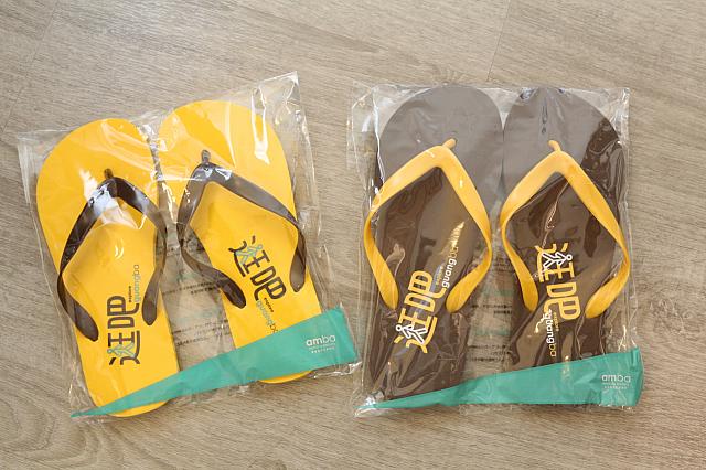 ambaオリジナルデザインのビーチサンダルを履いて「逛吧！」。持ち帰りできます♪