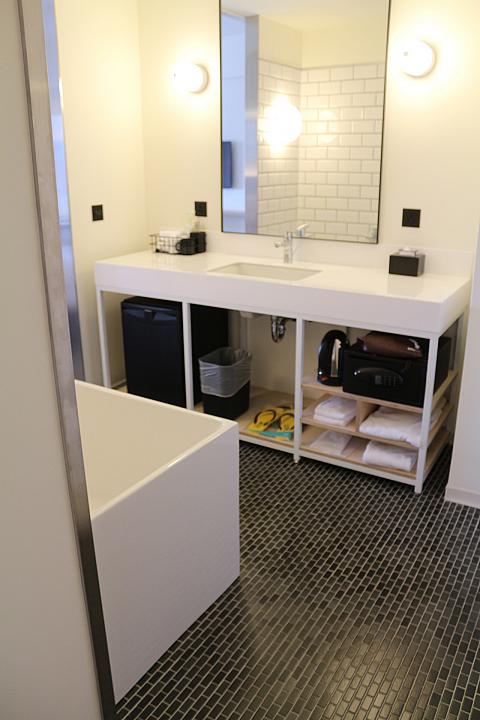 洗面台。そしてその後ろに...