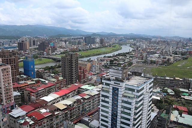 眼下には基隆河が流れています。