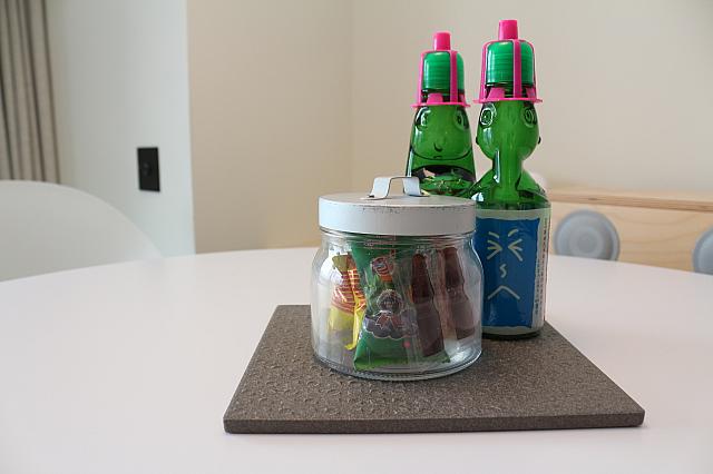 ウェルカムドリンクは昔懐かしのラムネ。台湾のスナックといっしょにどうぞ。