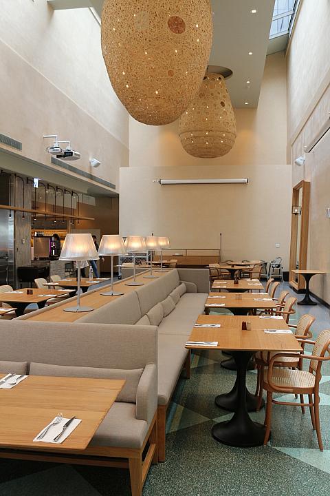 レストランにも竹のアートがたくさん！