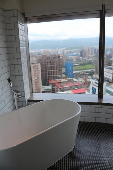 バスタブ。お部屋とバスタブ部分に仕切りがないので、夫婦やカップル向けでしょうか。