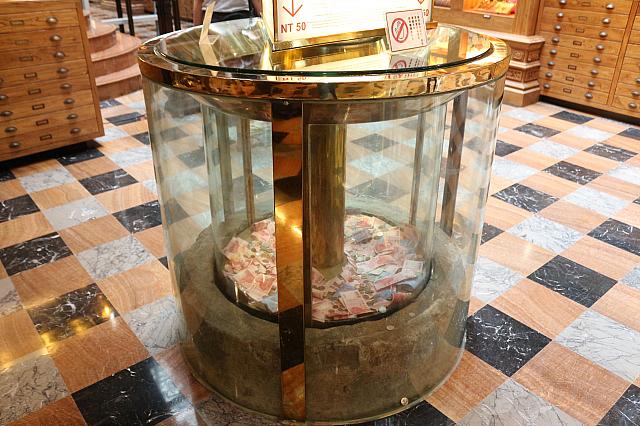 店内中央には募金箱