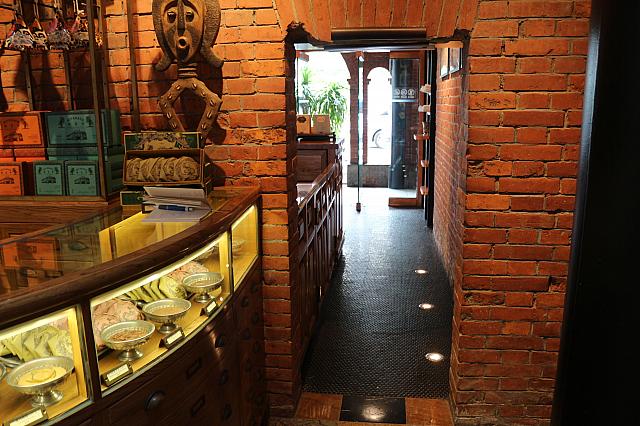 ショップから続く入口。背の高い人は気を付けて