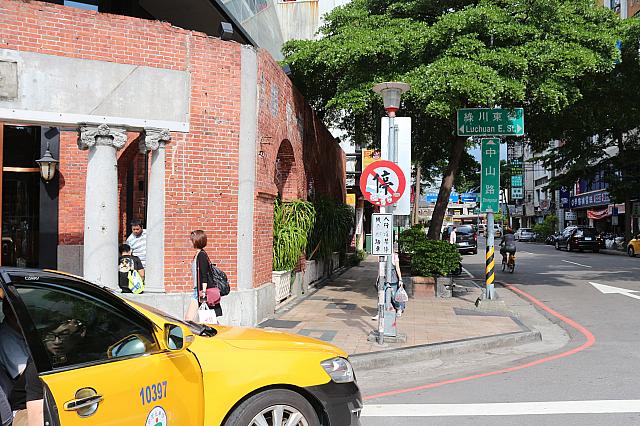 中山路から台中駅が見えます