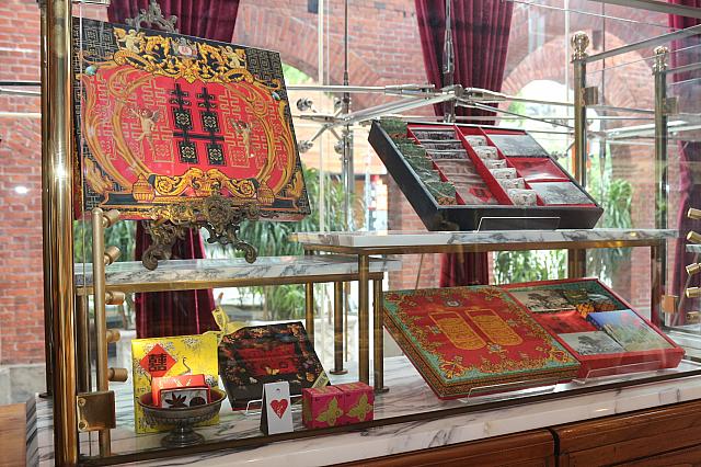 こちらは婚約時に配るお菓子で、ダブルハイネスの『囍』
