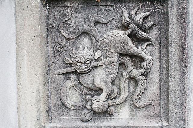 獅子滾繡球含寶劍（邪気払い、厄除け）