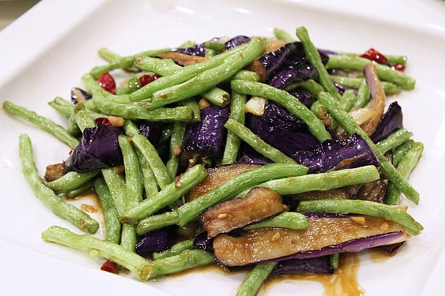豆角茄子：インゲンとナスを炒めたお料理。にんにくと唐辛子で炒めていて、お酒の進む一品！
