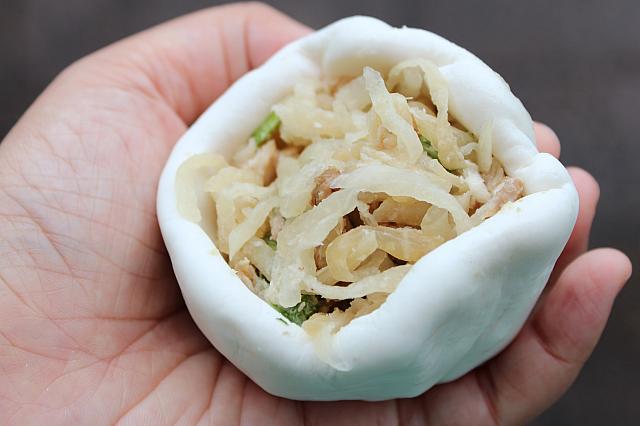 お椀を作って餡を詰める！
