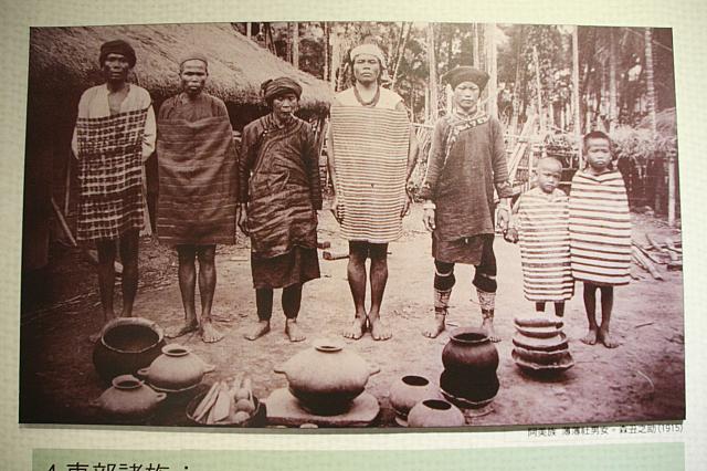 こちらはアミ族の衣装、同じく同年森丑之助撮影です