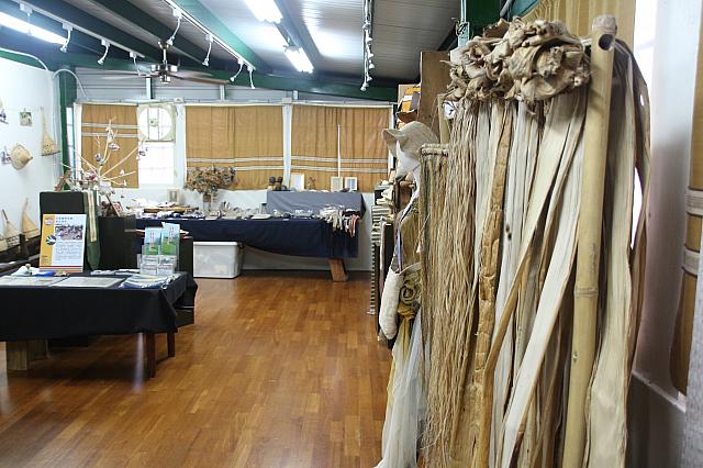 2階の展示室兼ショップには、工程紹介やバナナの樹皮もあります